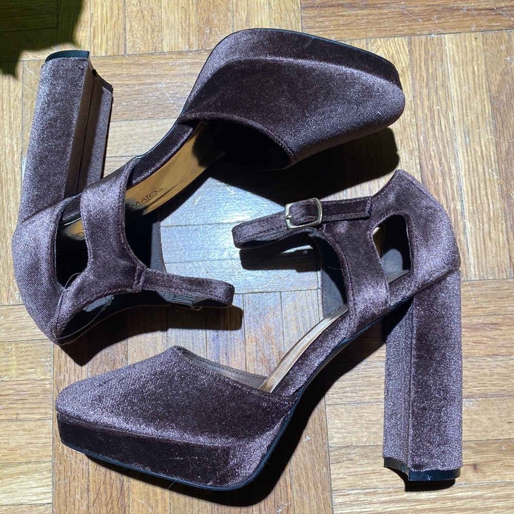 HOT TOMATO Thick Chunky Velvet Heels
